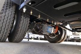 重汽HOWO轻卡底盘&nbsp;清洗车底盘图片