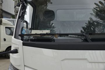飞碟奥驰 V3系列 150马力 5.2米排半厢式载货车外观图片