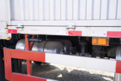 青岛解放 JK6中卡 260马力 4X2 6.8米AMT自动挡仓栅式载货车(国六)(CA5180CCYP28K1L4E6)