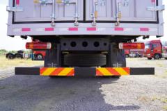 青岛解放 JK6中卡 260马力 4X2 6.8米AMT自动挡仓栅式载货车(国六)(CA5180CCYP28K1L4E6)