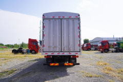 青岛解放 JK6中卡 260马力 4X2 6.8米AMT自动挡仓栅式载货车(国六)(CA5180CCYP28K1L4E6)
