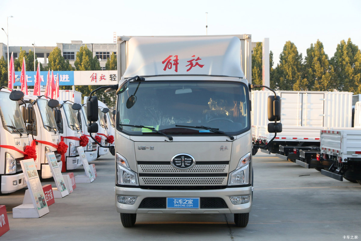 解放 领途 180马力 5.4米排半厢式轻卡(国六)