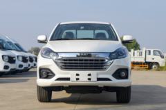 江铃 新宝典 2022款 舒享版 2.5T柴油 140马力 手动四驱 标轴双排皮卡(国六) 江铃 新宝典 2022款 舒享版 2.5T柴油 140马力 手动四驱 标轴双排皮卡(国六)