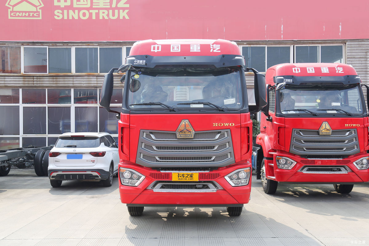 中国重汽 豪沃NX中卡 240马力 4X2 6.75米厢式载货车