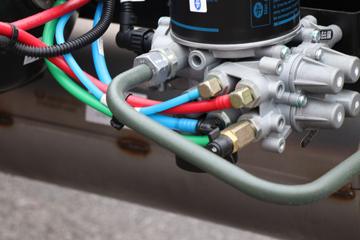 һ����� J6L�п� ������2.0 260���� 4X2 9.7����ʽ�ػ���(����)(CA5180XXYP62K1L5E6)ͼƬ