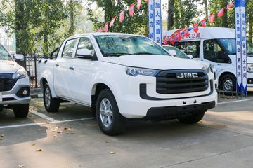 江铃 新宝典 2022款 舒享版 2.5T柴油 140马力 手动两驱 标轴双排皮卡(国六)