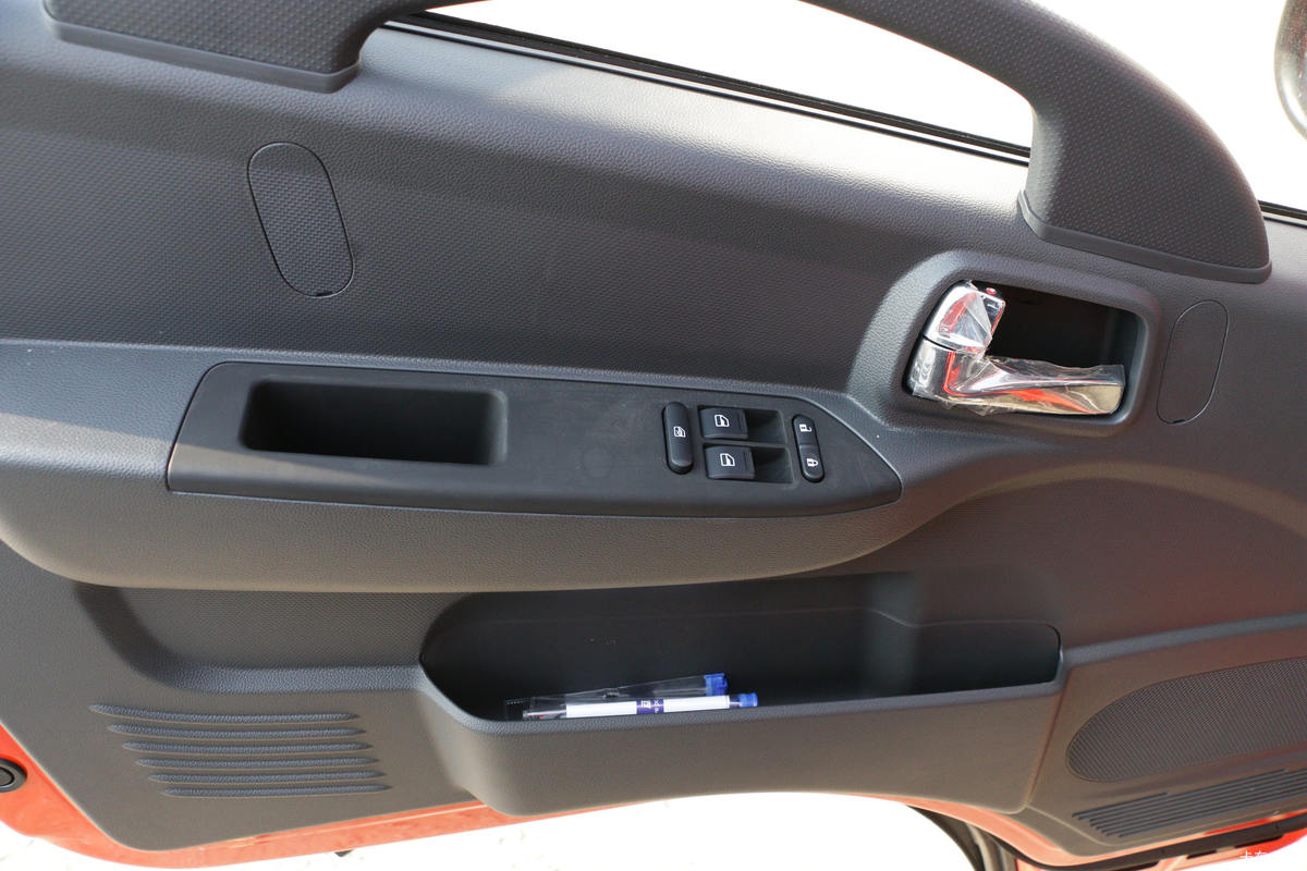 多利卡D6载货车驾驶室图片