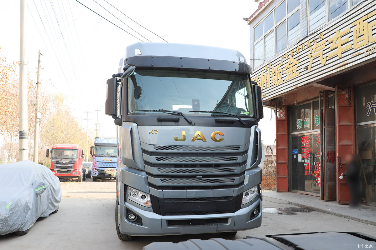 跨越K7牵引车外观图片