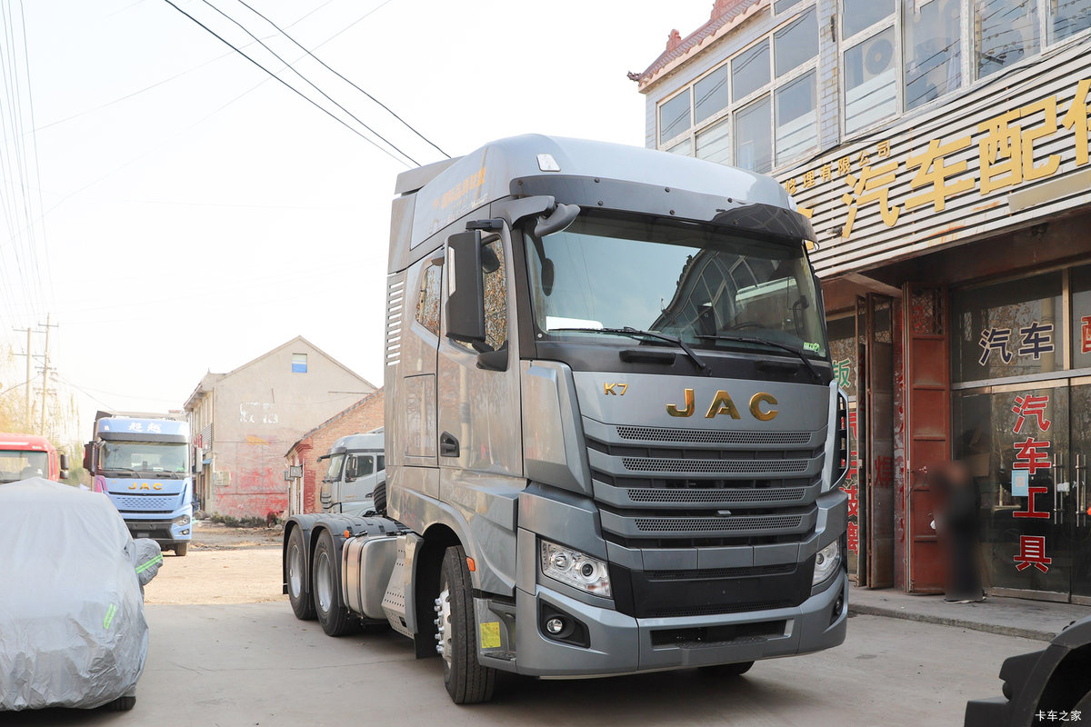 跨越K7牵引车外观图片