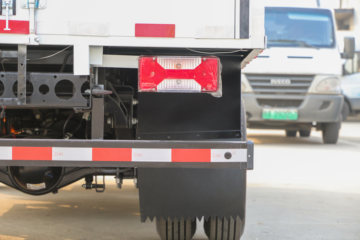 ����Ծ�� ��ԽEC300 4.5T 4.17�׵��Ŵ��綯��ʽ�Ῠ106.95kWhͼƬ