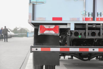 ����Ծ�� ��ԽEC300 4.5T 4.17�׵��Ŵ��綯��ʽ�Ῠ106.95kWhͼƬ