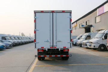 ����Ծ�� ��ԽEC300 4.5T 4.17�׵��Ŵ��綯��ʽ�Ῠ106.95kWhͼƬ