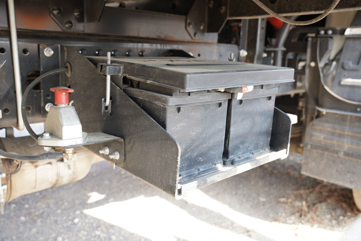 ���� ����˹V8 180���� 5.8���Ű������ػ���(����)(HFC1128P31K2D7S)����                                                