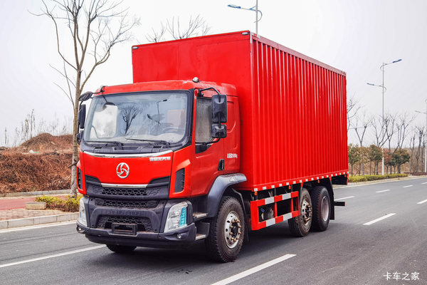 三龙龙江 245马力 6X2 4.9米排半厢式载货车(国六)(CZW5250XXYE62)