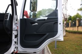 新乘龙M3&nbsp;电动垃圾车驾驶室图片