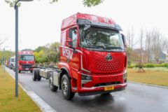 东风柳汽 乘龙H5V 330马力 6X2 9.47米AMT自动挡厢式载货车(国六)(LZ5251XXYH5CC1)