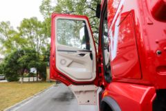东风柳汽 乘龙H5V 330马力 6X2 9.47米AMT自动挡厢式载货车(国六)(LZ5251XXYH5CC1)