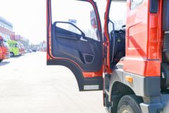 青岛解放 JK6中卡 220马力 4X2 6.8米栏板载货车(国六)(一汽)(4.875速比)(CA1180P28K2L2E6A80)