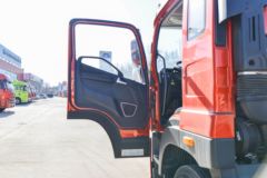 青岛解放 JK6中卡 220马力 4X2 6.8米栏板载货车(国六)(一汽)(4.875速比)(CA1180P28K2L2E6A80)