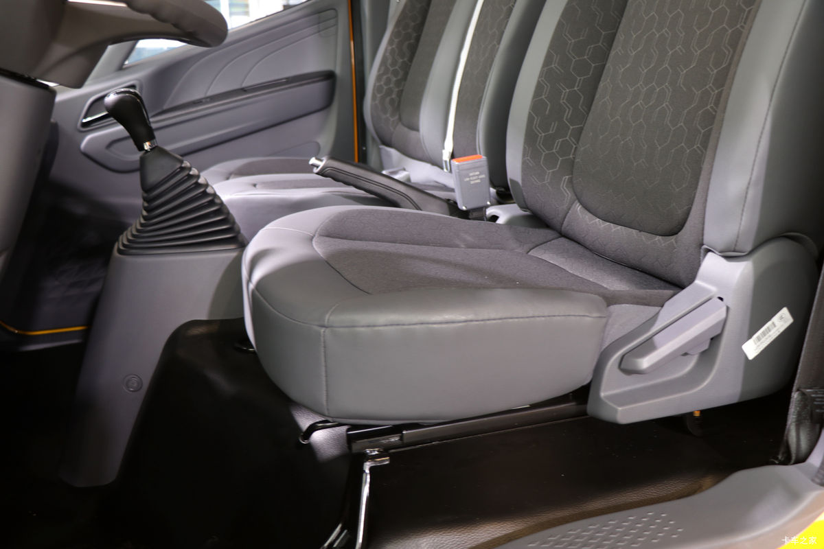 ���� ����+ ���̰� 129���� 3.2��˫�������Ῠ(JX1043TSGB26)��ʻ��                                               