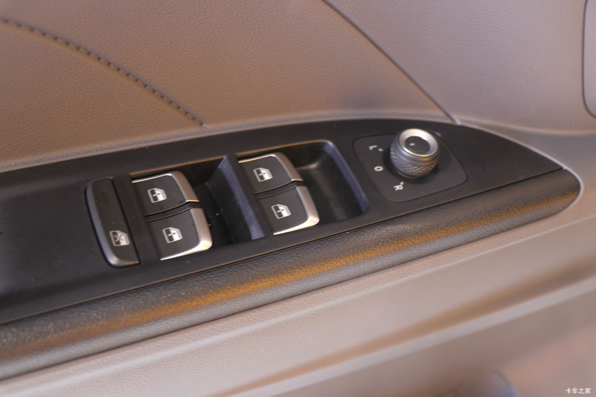 ���� ����+ ���̰� 129���� 3.2��˫�������Ῠ(JX1043TSGB26)��ʻ��                                               