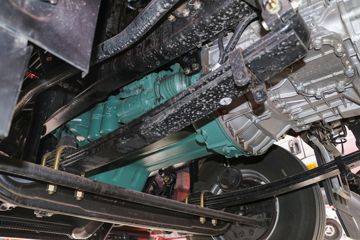 一汽解放 J6V 领航版 560马力 8X4 9.4米AMT自动档仓栅式载货车(CA5310CCYP66K24L7T4E6)底盘图片