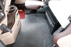 青岛解放 JH6重卡 520马力 8X4 9.4米AMT自动档仓栅式载货车(CA5310CCYP25K2L7T4E6A80)