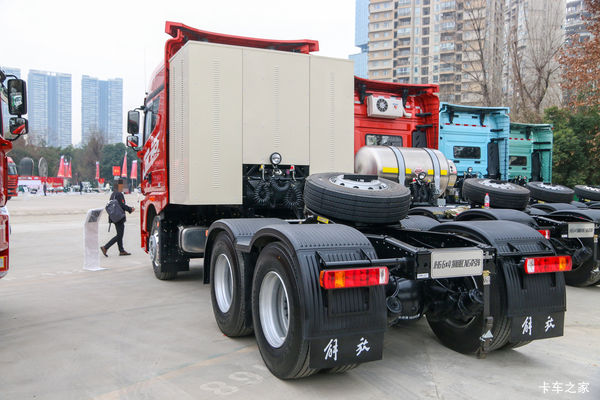 青岛解放 JH6重卡 领航版 510马力 6X4 CNG牵引车