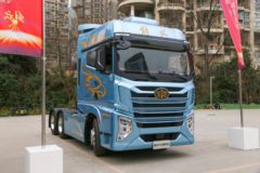 青岛解放 鹰途 头等舱 620马力 6X4 AMT自动档牵引车(CA4257P35K2T1E6A80)