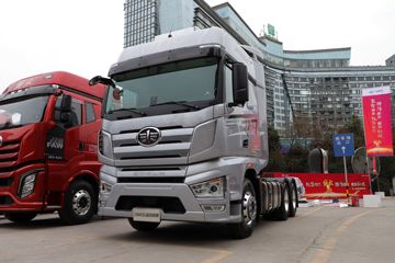 一汽解放 J7重卡 经典版 660马力 6X4 牵引车(国六)(CA4250P77K25T1E6)