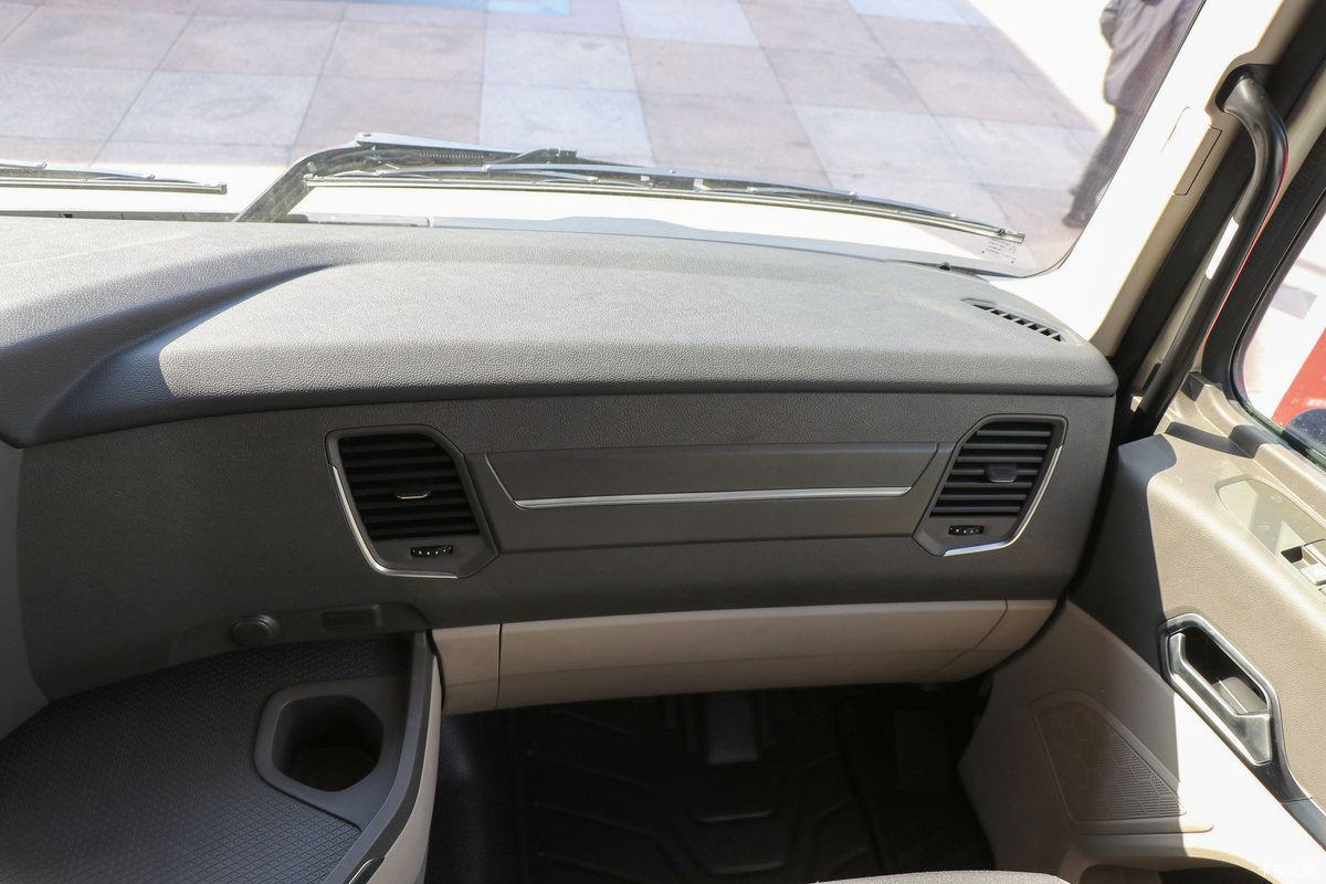�й����� HOWO MAX 350���� 6X2 9.6���Զ��������ػ���(����)��ʻ��                                               