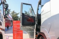 中国重汽 黄河 X7重卡 680马力 6X4 AMT自动档牵引车(ZZ4257Y344XF1)