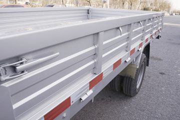 ���� �ٹ��¿� ������ 1.8L 125���� ���� 3.3�׵�������΢��(����)(��˫̥)(LZW1030LT6B)ͼƬ