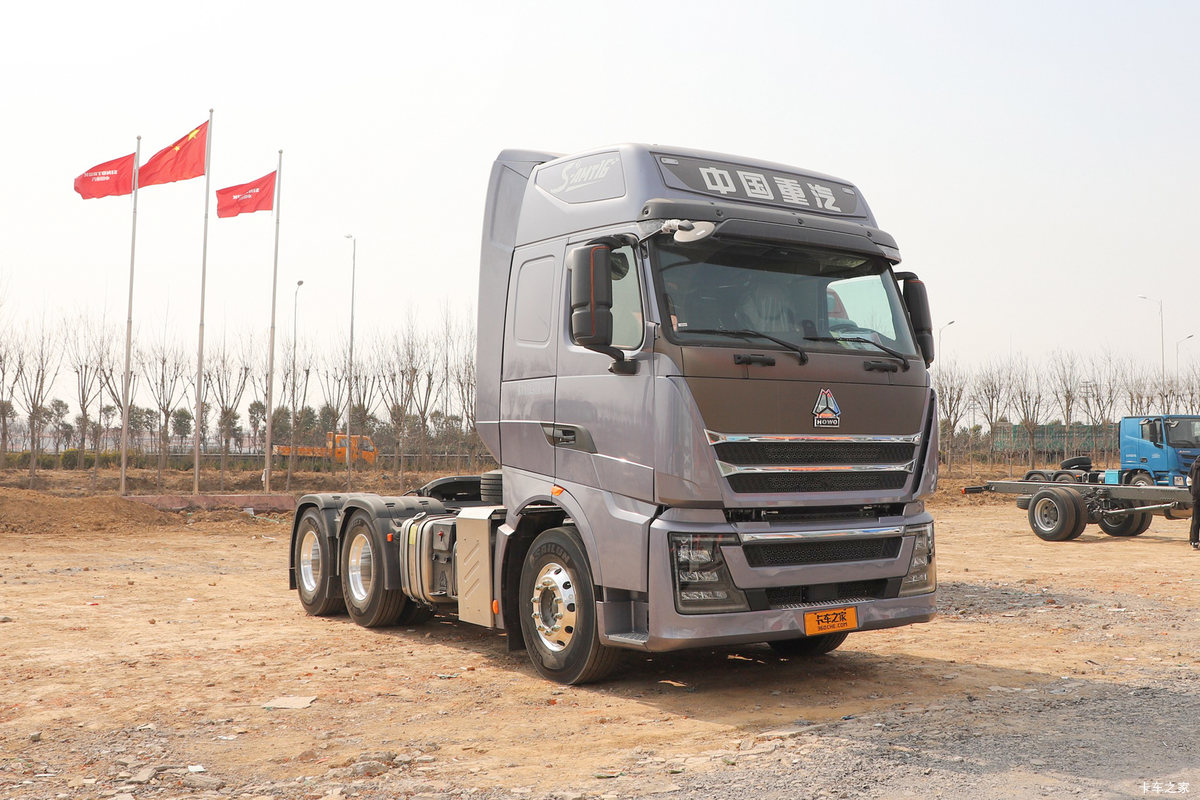 中国重汽 HOWO TH7重卡 680马力 6X4 AMT自动档牵引车(国六)