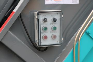 ����ʱ�� С��֮��3 115���� 4X2 ѹ��ʽ������(����)(��������)(CLW5040ZYSBDP)ͼƬ