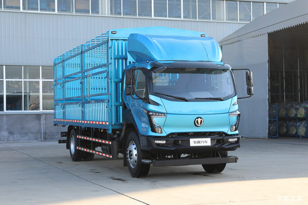 飞碟 W7 190马力 4X2 5.2米排半仓栅式载货车(法士特8档)