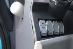 飞碟 W7 190马力 4X2 5.2米排半仓栅式载货车(法士特8档)