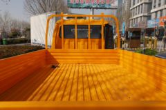 江铃 顺威窄体 143马力 3.25米双排栏板轻卡(国六)(液刹)(JX1041TSGD26)