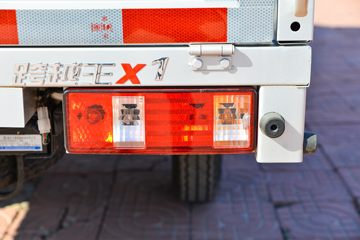 长安跨越王X1 标准型 1.6L 122马力 汽油 2.55米双排栏板小卡(国六)(单后轮)(SC1031XAS6B1)图片