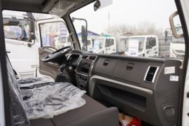 东风多利卡底盘&nbsp;清洗车驾驶室图片