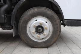 多利卡D6&nbsp;吸尘车底盘图片