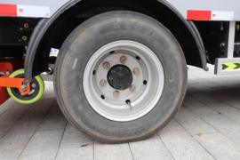 多利卡D6&nbsp;吸尘车底盘图片