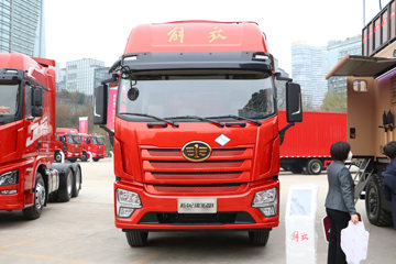 青岛解放 JK6中卡 200马力 4X2 5.8米厢式载货车(CA5180XXYP28K62L4E6A80)
