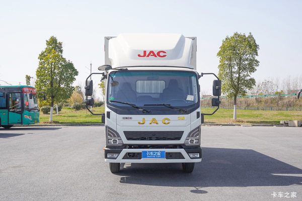 江淮领跑L6(原领跑S6) 2.5L柴油 155马力 万里扬8档 3.82米排半厢式轻卡