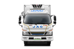江淮骏铃 聚宝盆 4.5T 4.015米插电式混合动力冷藏车(HFC5041XLCPHEV2)15.55kWh