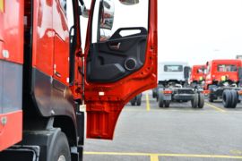 东风天龙KL燃气&nbsp;牵引车驾驶室                                               图片