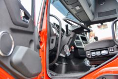 东风新疆 天龙KL燃气 380马力 8X4 9.4米CNG仓栅式载货车(中国重汽12档)(DFV5318CCYGP6N)