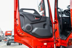 东风新疆 天龙KL燃气 380马力 8X4 9.4米CNG仓栅式载货车(中国重汽12档)(DFV5318CCYGP6N)