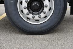 东风新疆 天龙KL燃气 380马力 8X4 9.4米CNG仓栅式载货车(中国重汽12档)(DFV5318CCYGP6N)