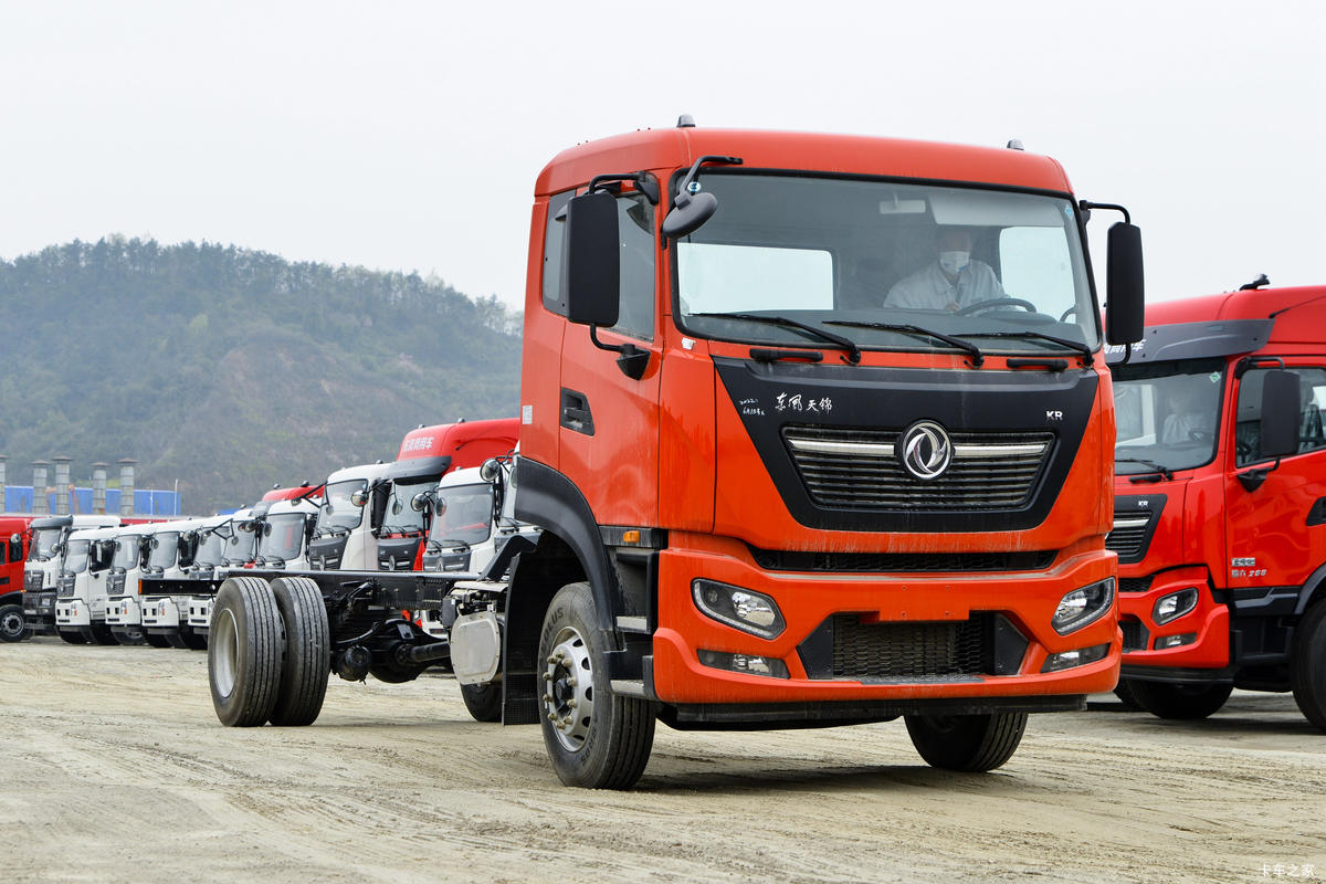 东风天锦KR PLUS 2025款 7L柴油 330马力 4X2 法士特8档 平顶 6.8米栏板载货车